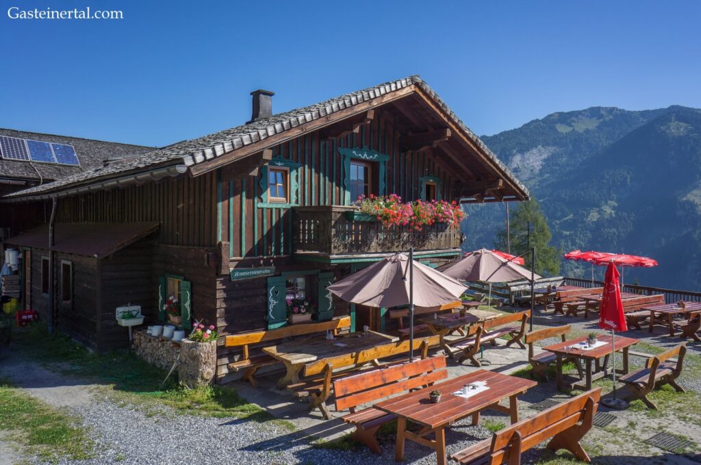 Almhütte mit schöner Berglandschaft